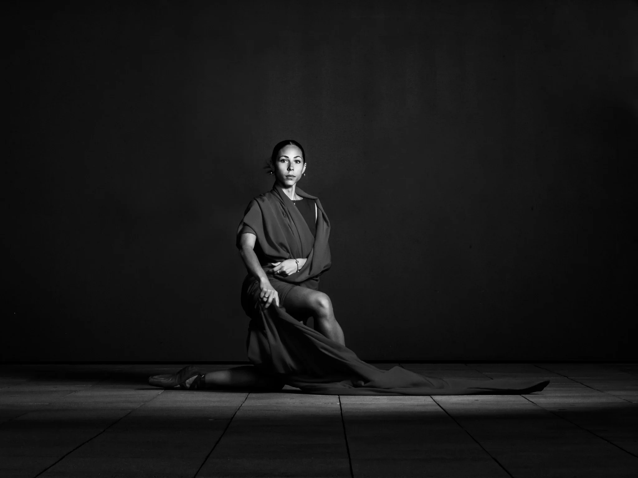 Retrato en blanco y negro de bailarina sentada