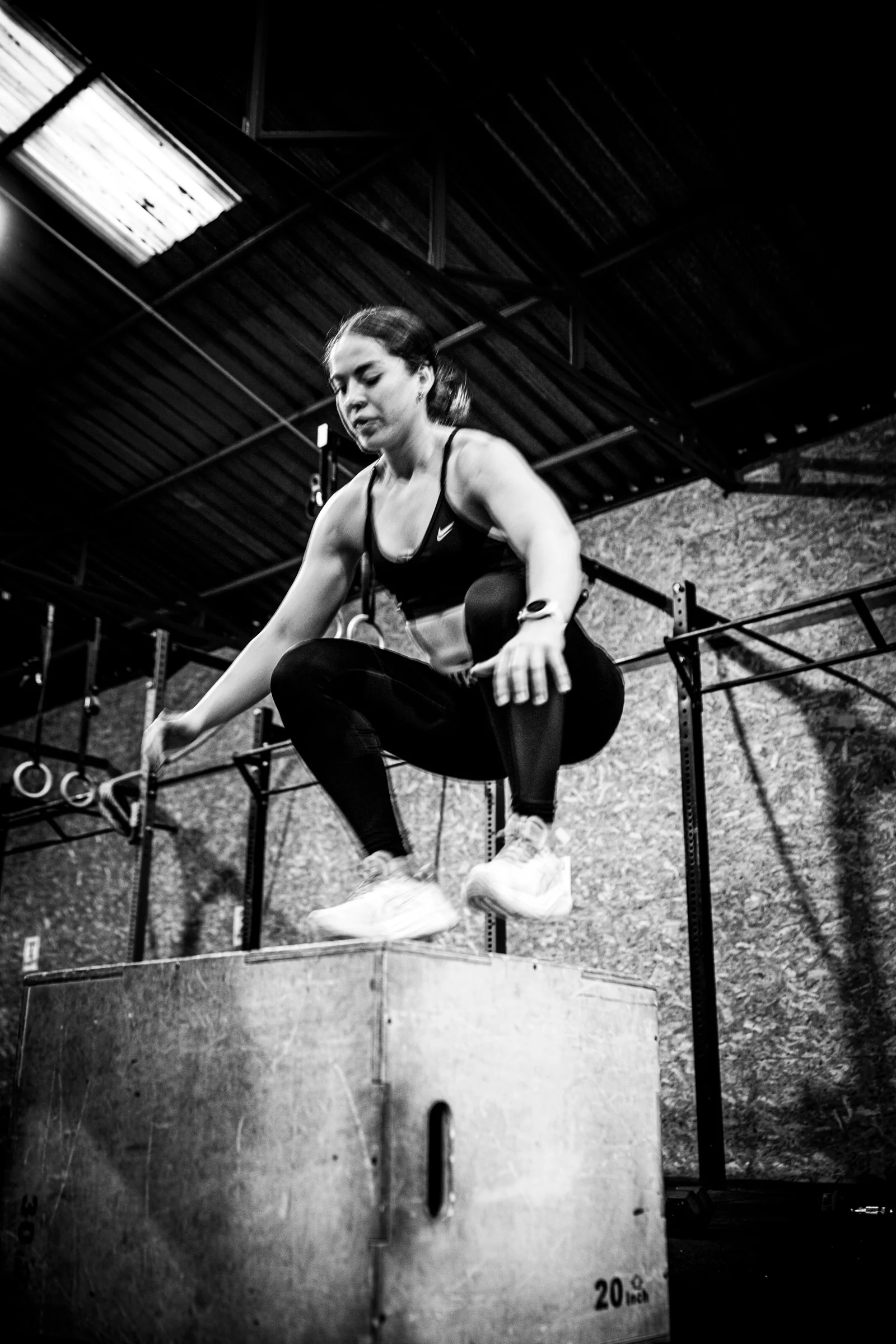 Atleta saltando hacia las anillas