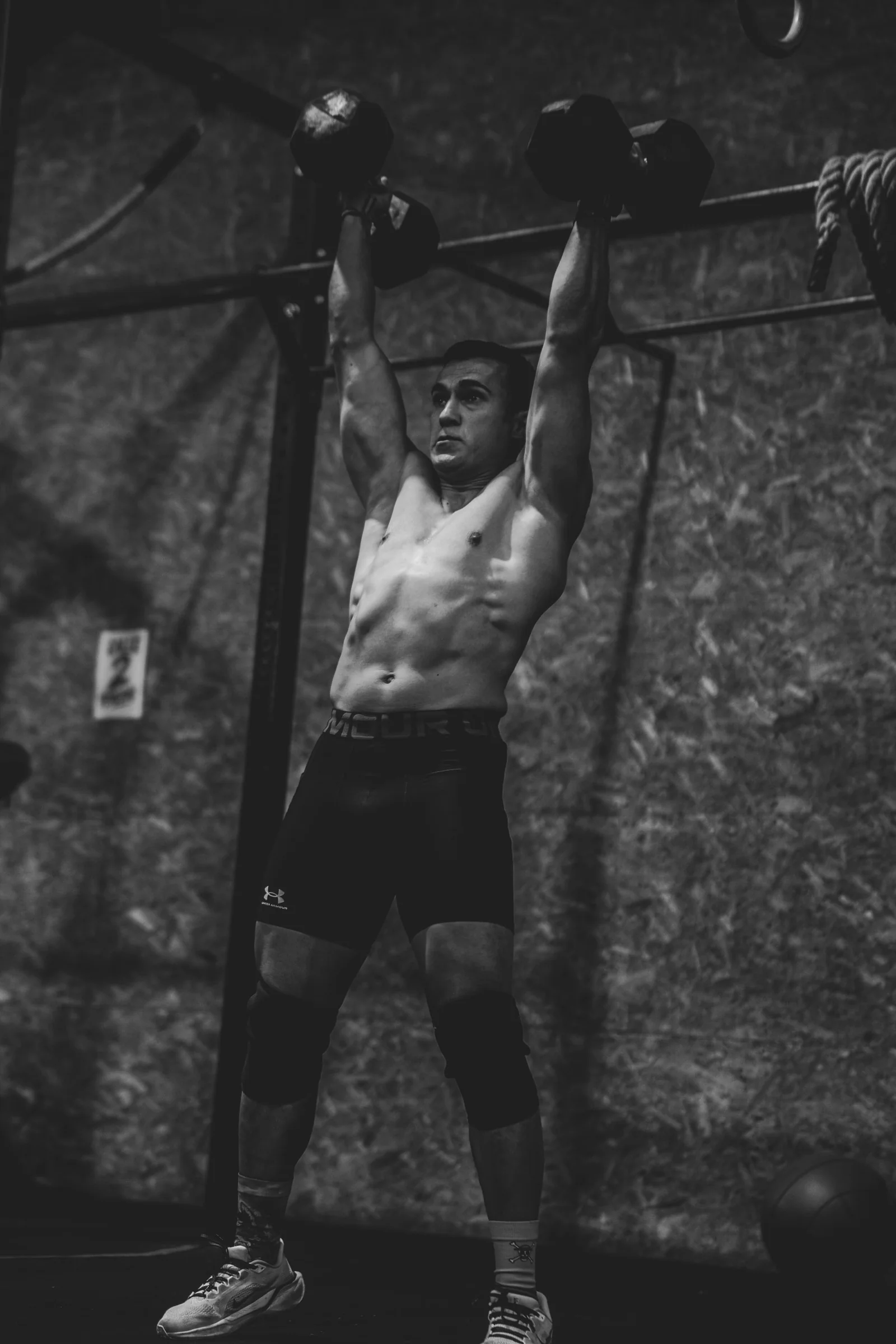 Atleta ascendiendo por una cuerda