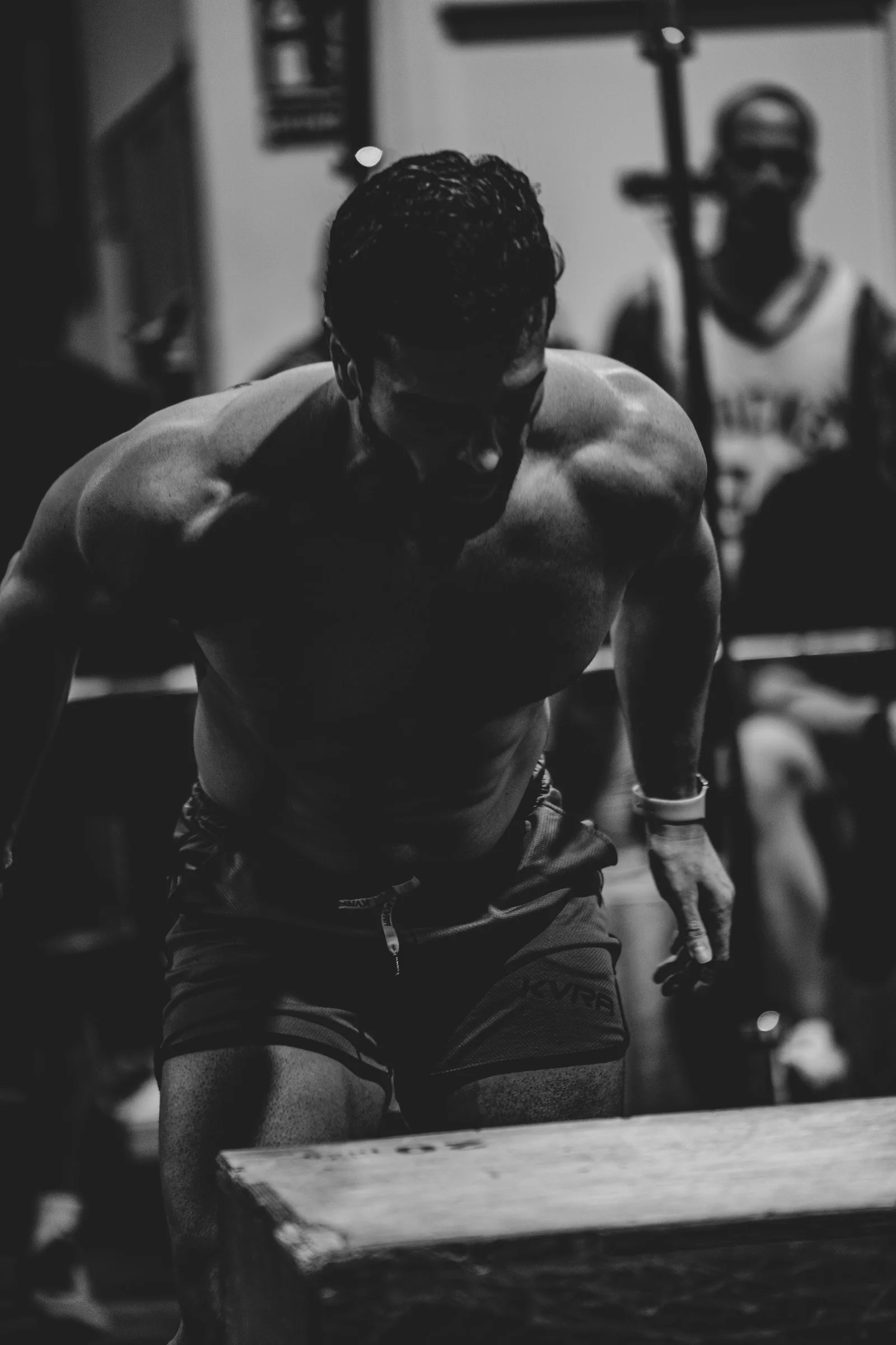 Atleta recuperando el aliento en el suelo