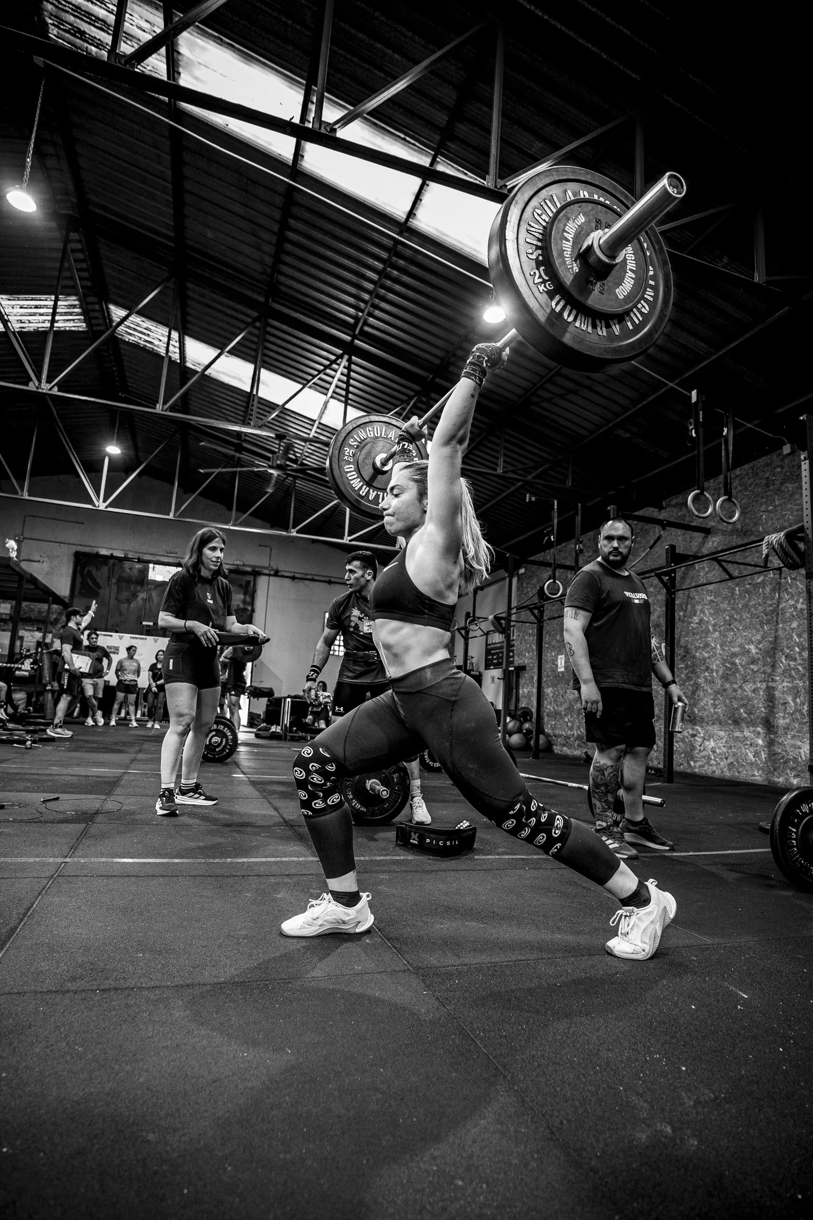 Atleta levantando una barra durante una competición