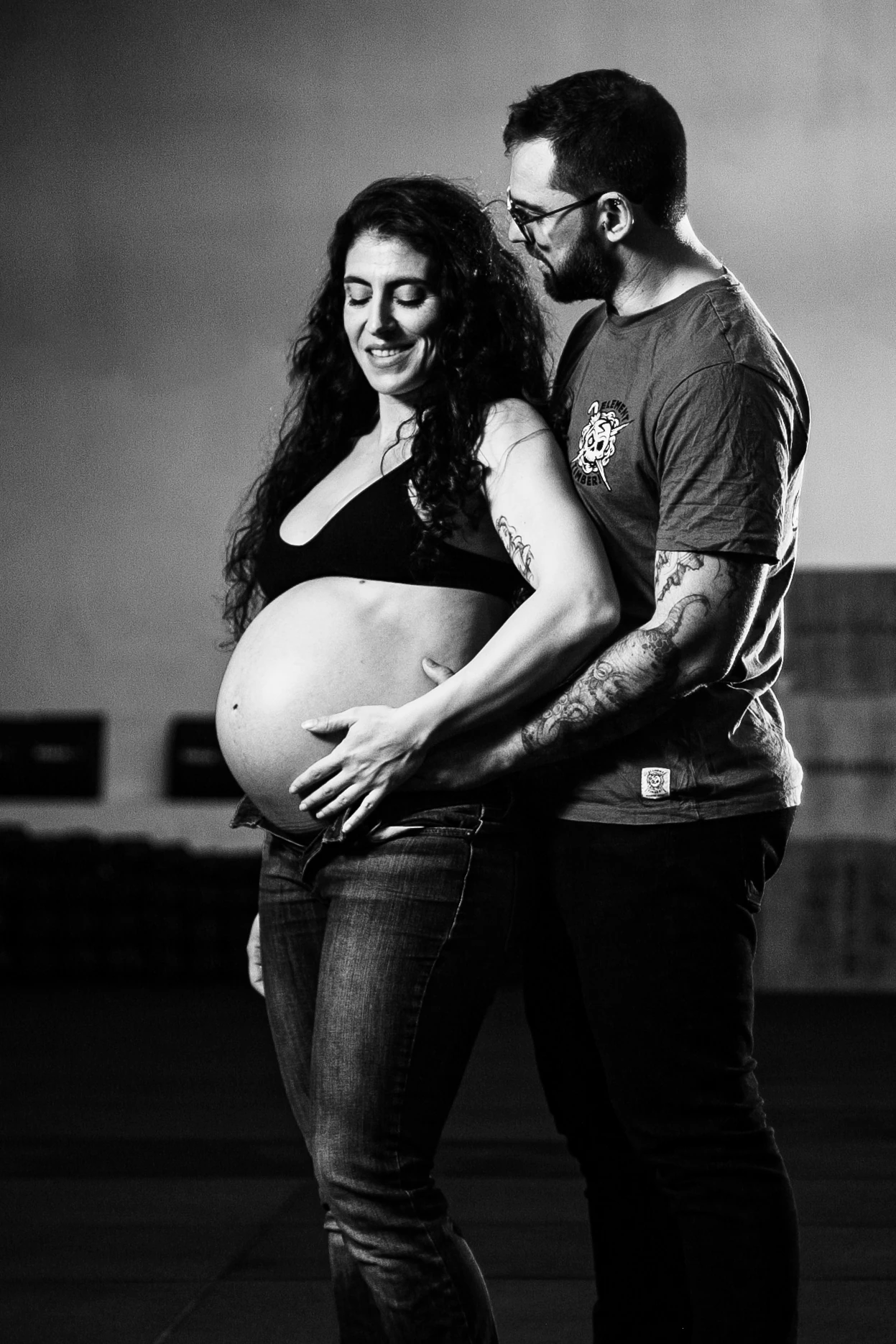 Detalle de maternidad en blanco y negro