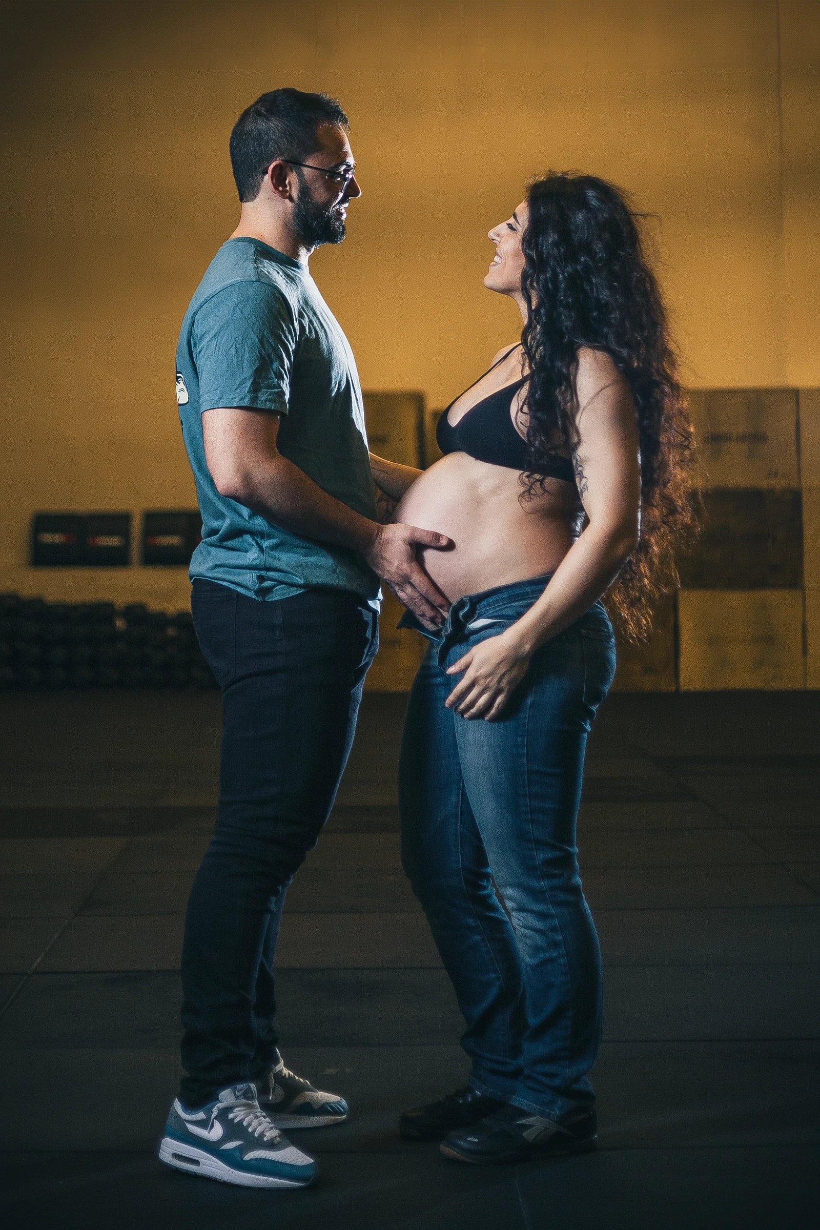 Detalle de maternidad con iluminación cálida