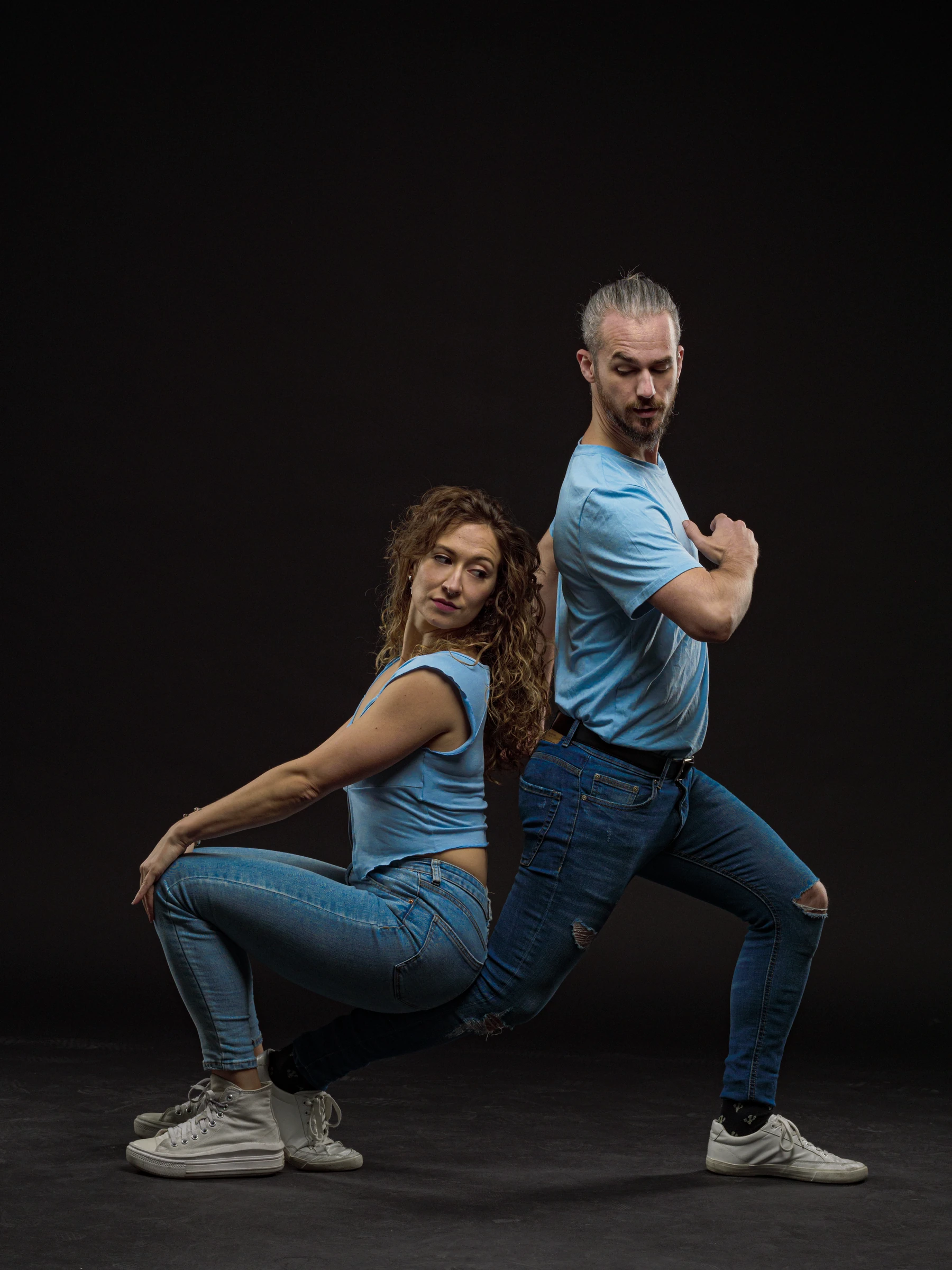 Pareja de bailarines en una figura con vestuario azul