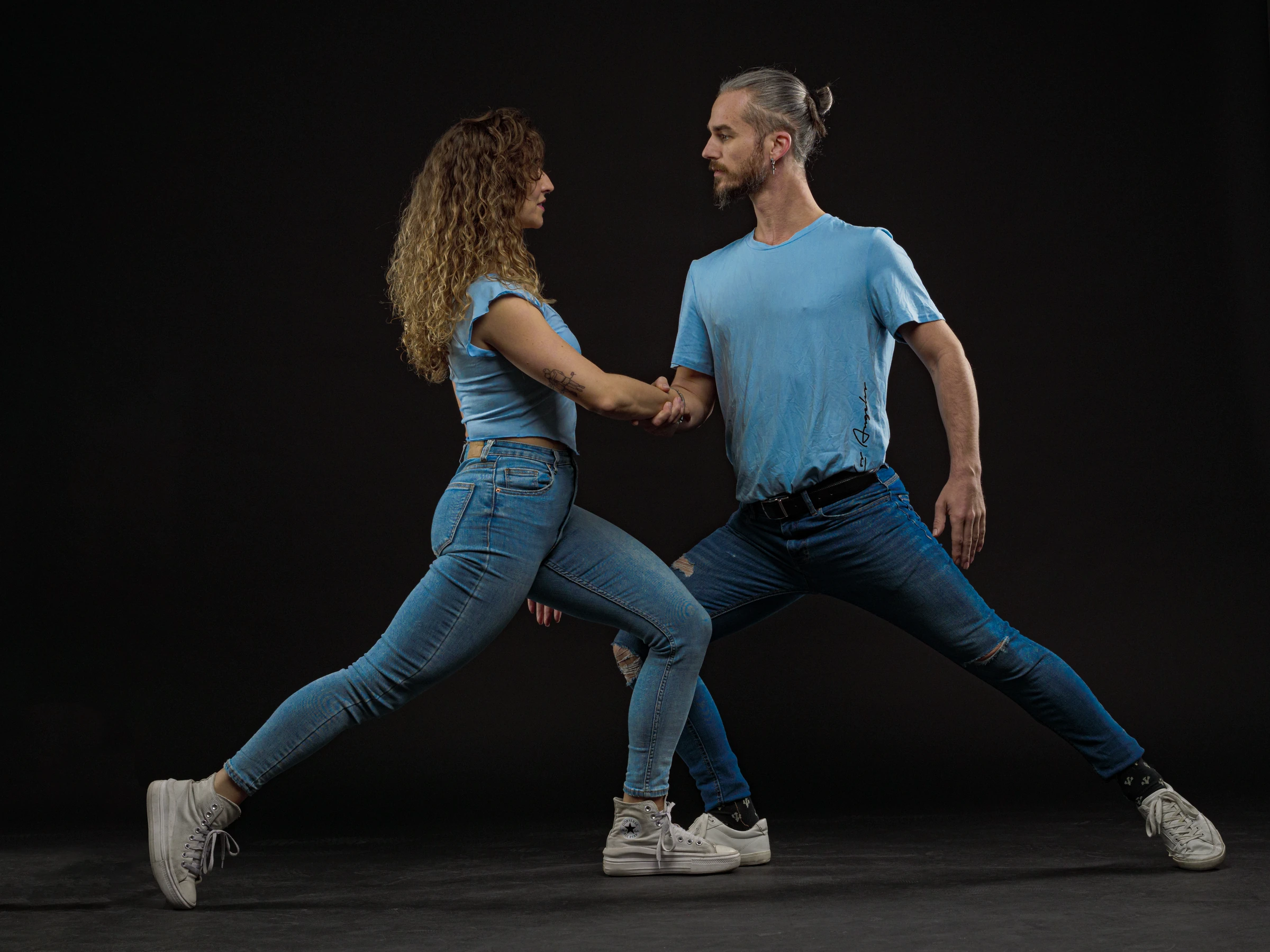 Bailarines ejecutando una zancada coreográfica
