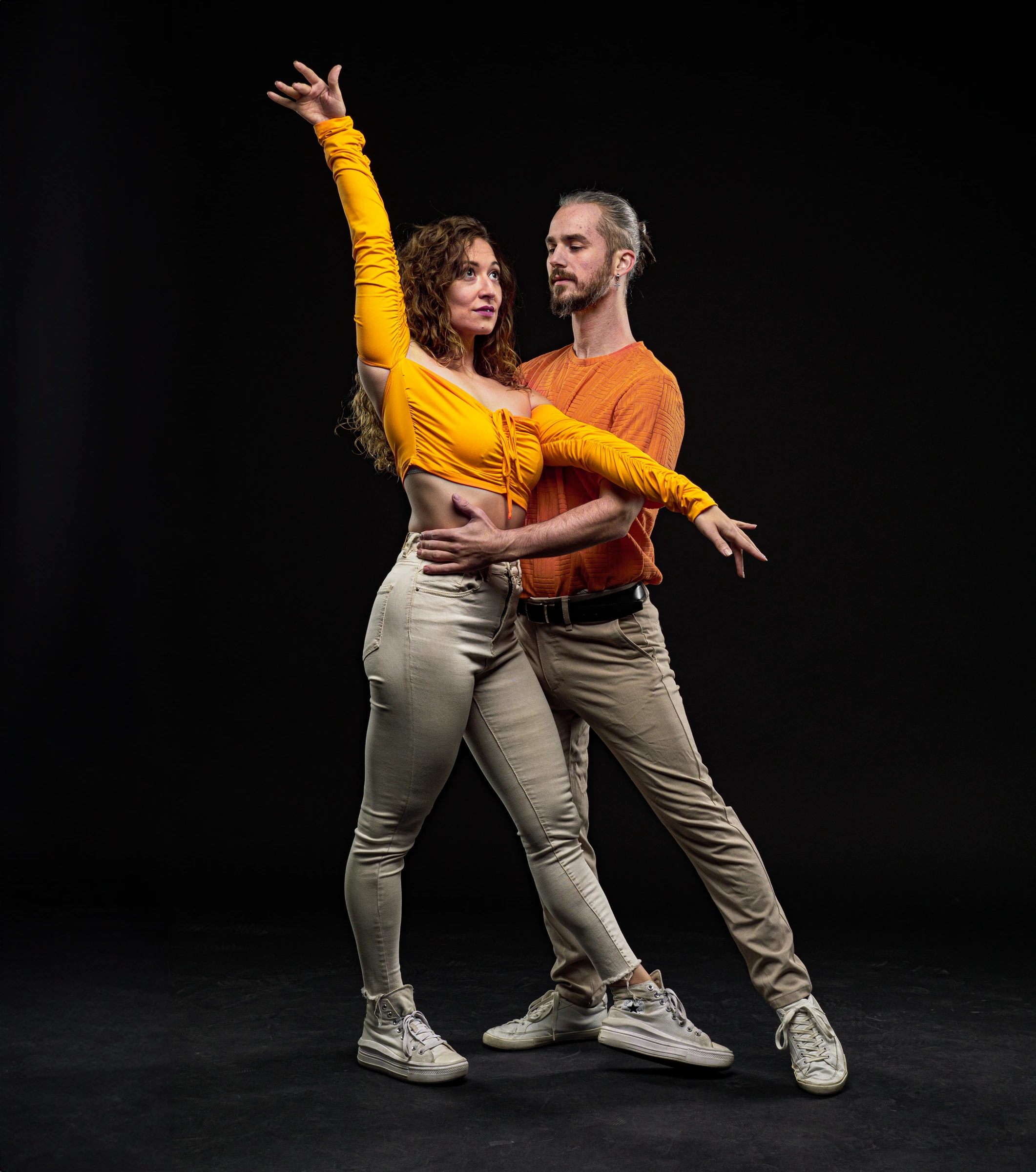 Pareja bailando con iluminación cálida