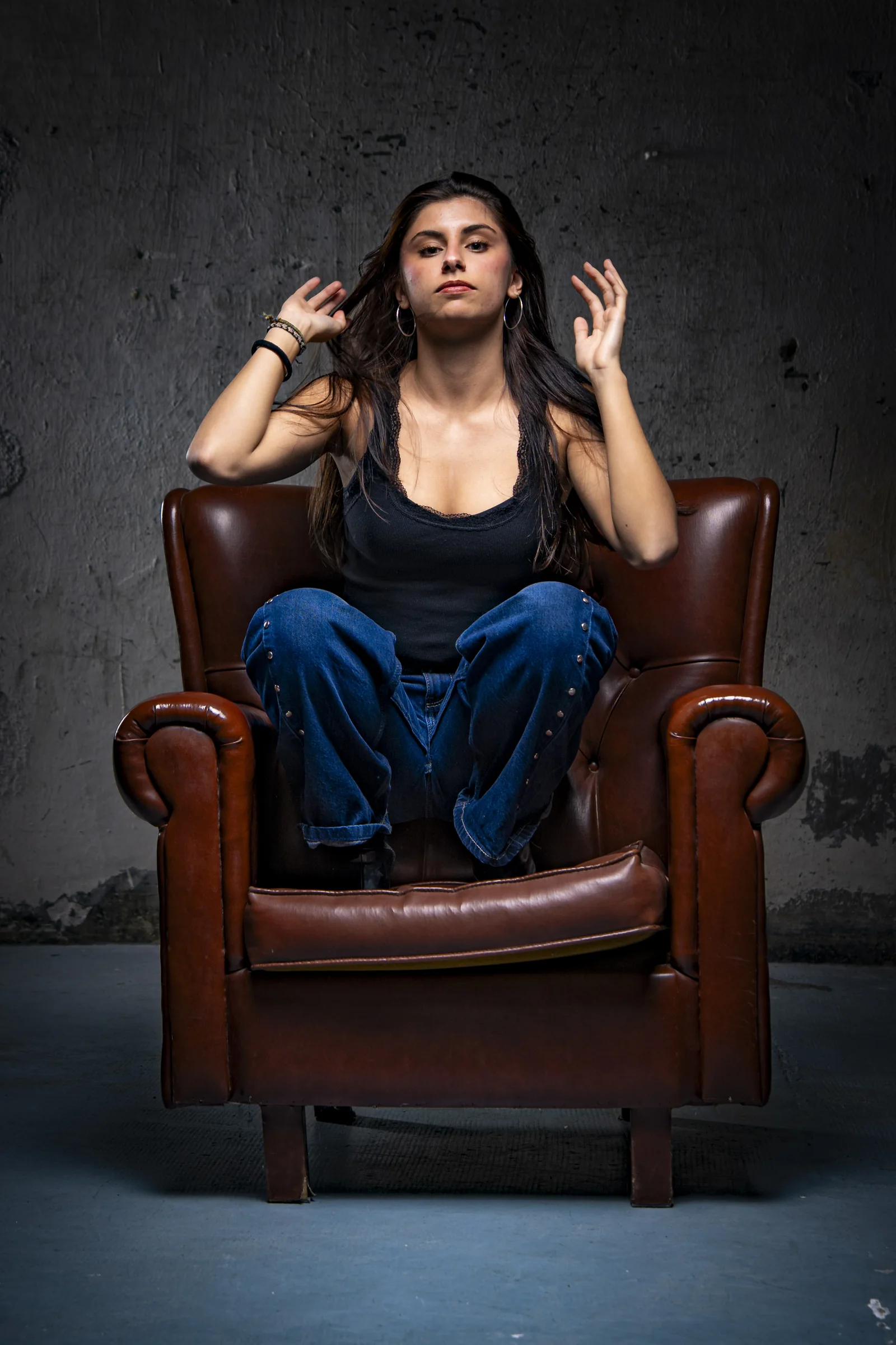 Retrato editorial en sillón de cuero