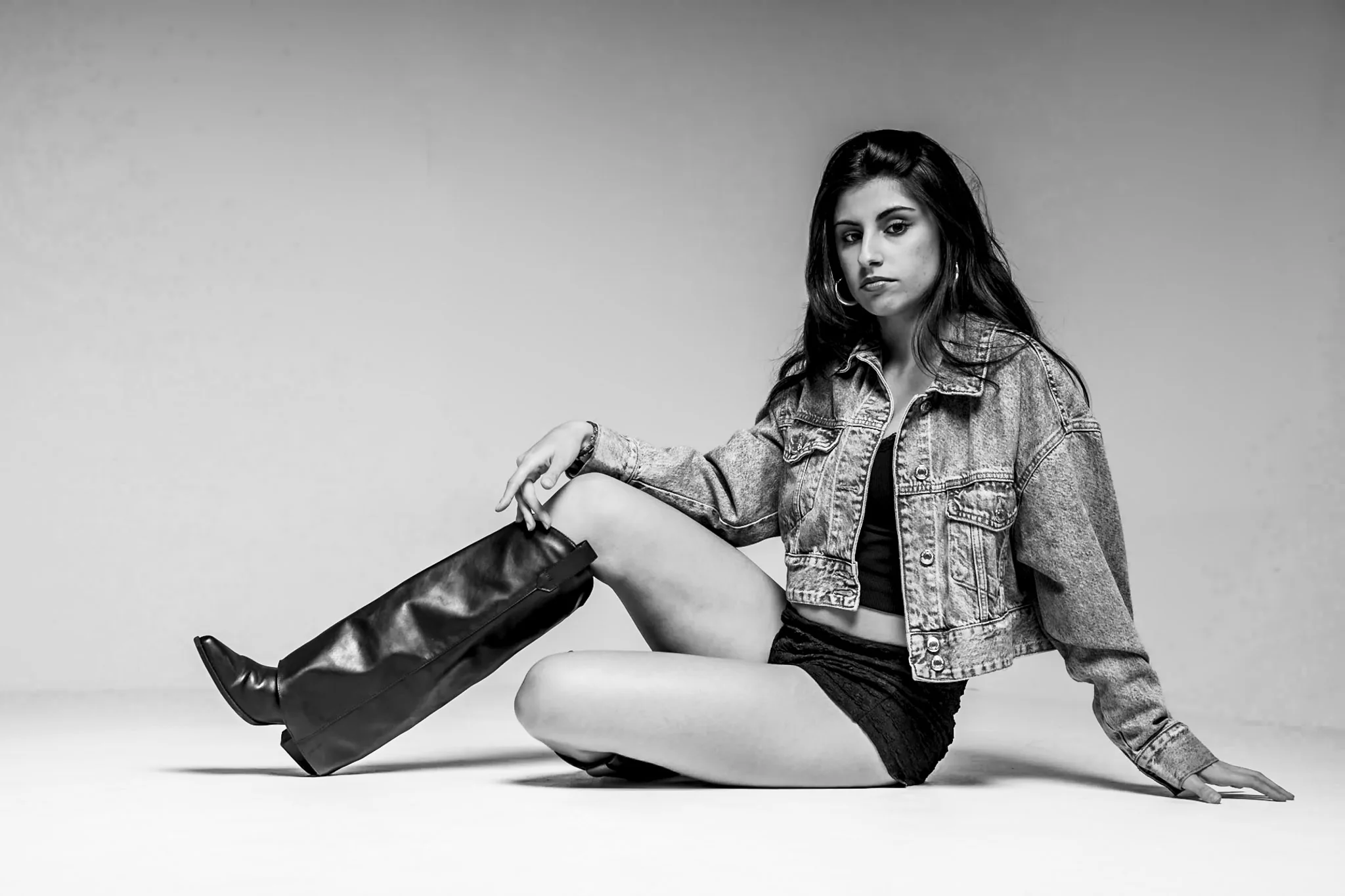 Retrato editorial horizontal con chaqueta vaquera