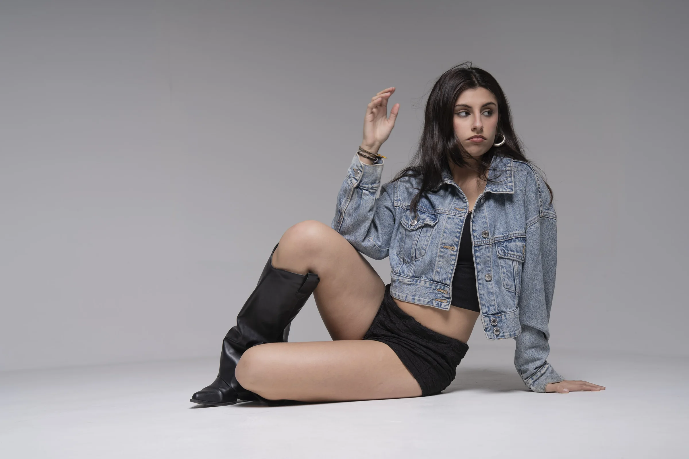 Retrato editorial de cuerpo entero con chaqueta vaquera