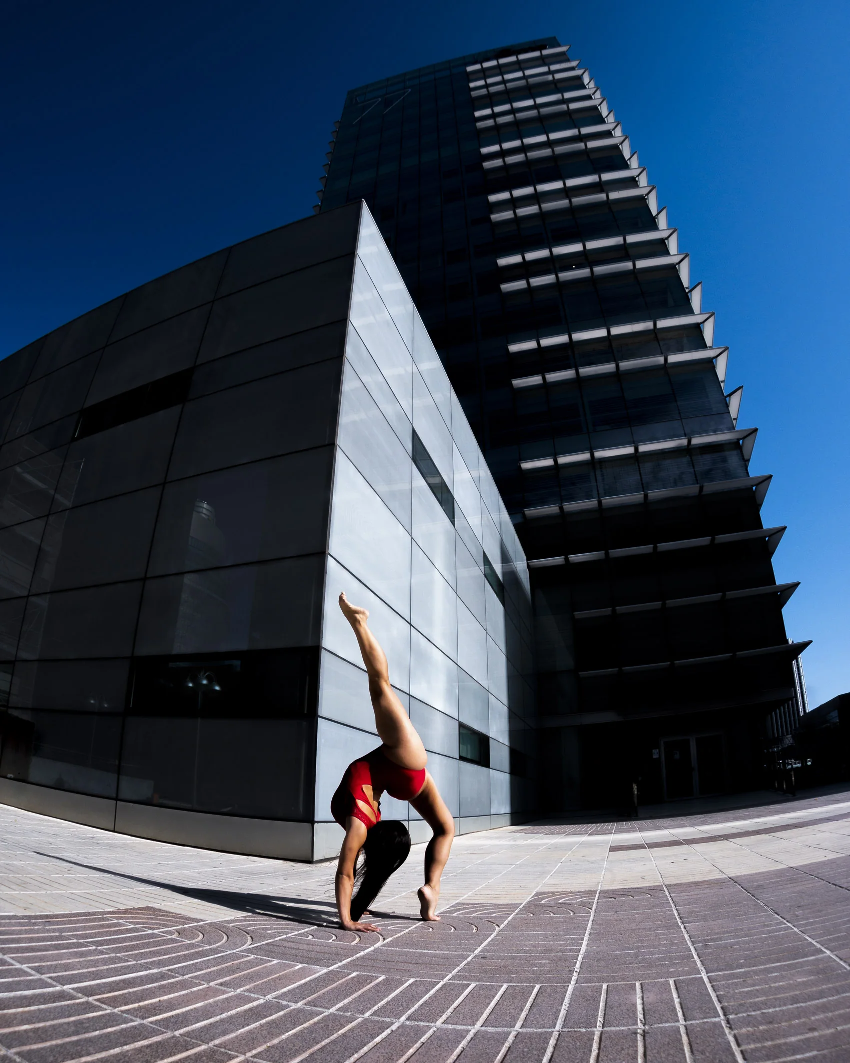 Figura de bailarina ante una arquitectura urbana