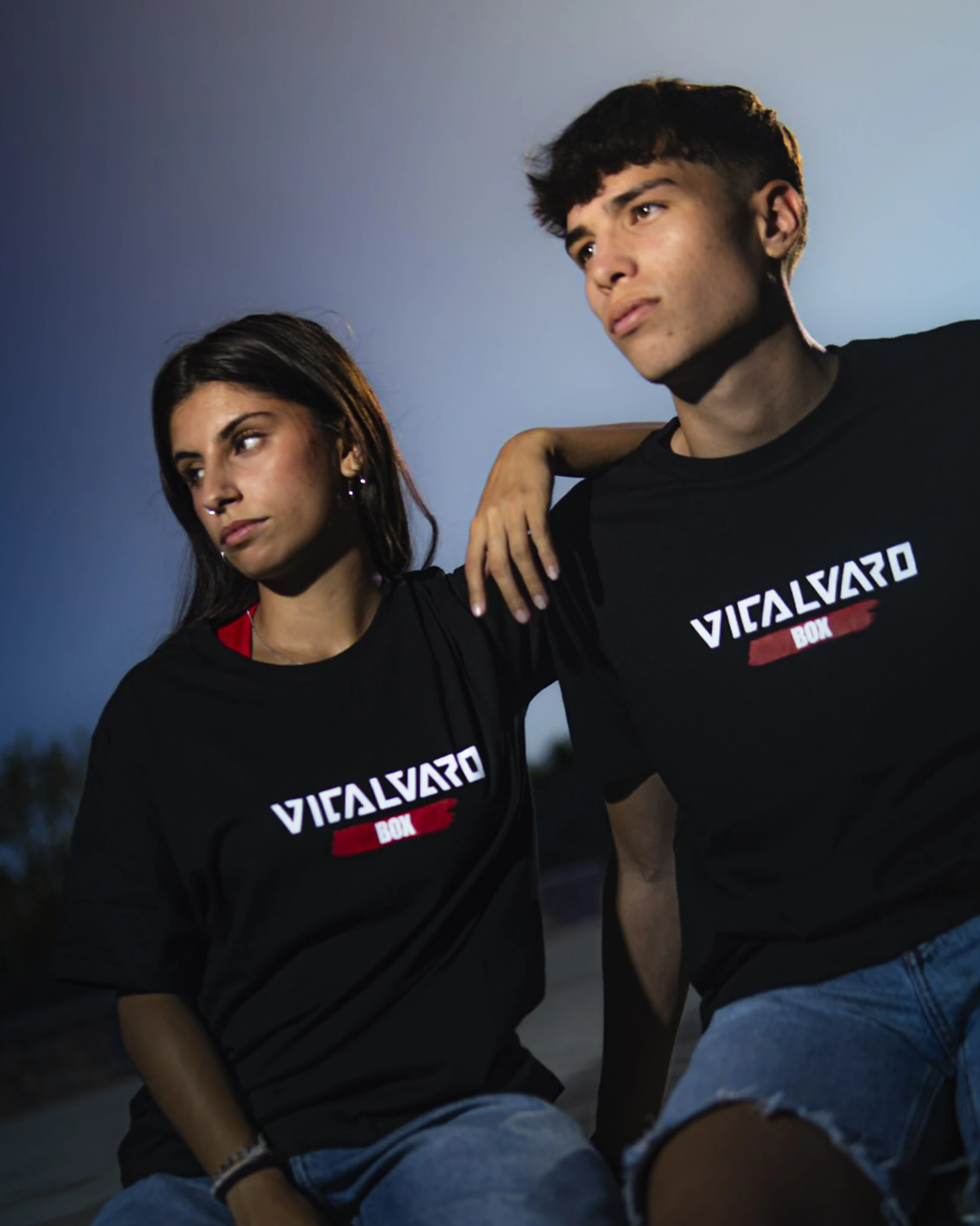 Retrato cercano de dos modelos con camisetas de Vicálvaro Box