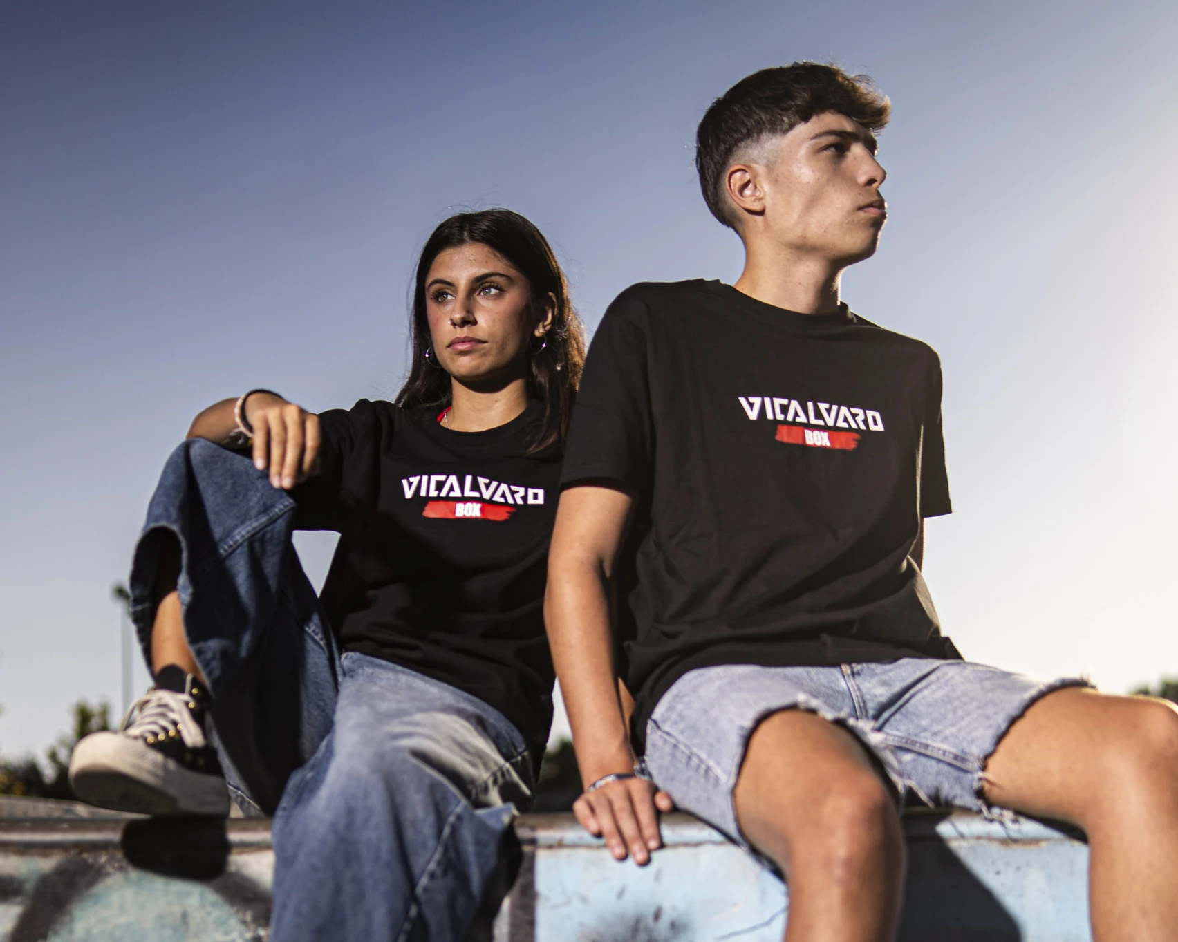 Pareja de modelos con camisetas de Vicálvaro Box