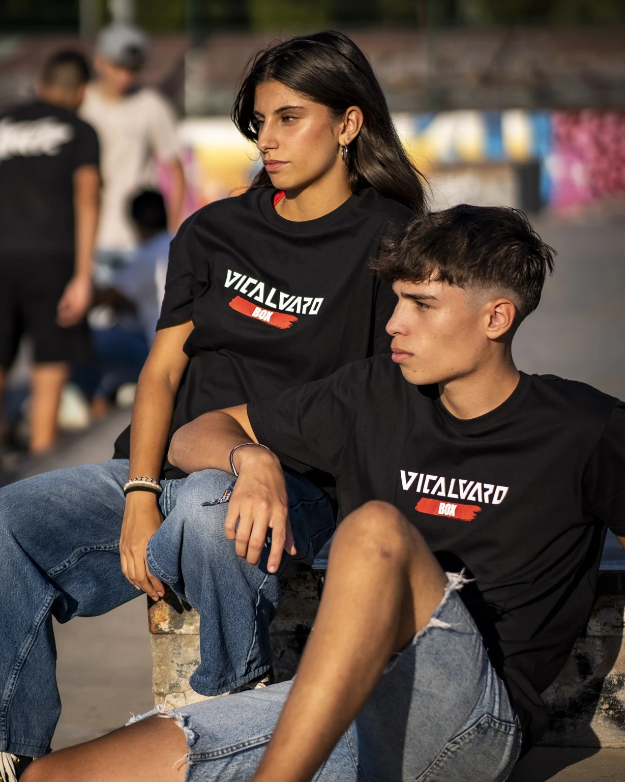 Retrato espontáneo de dos modelos con camisetas de Vicálvaro Box