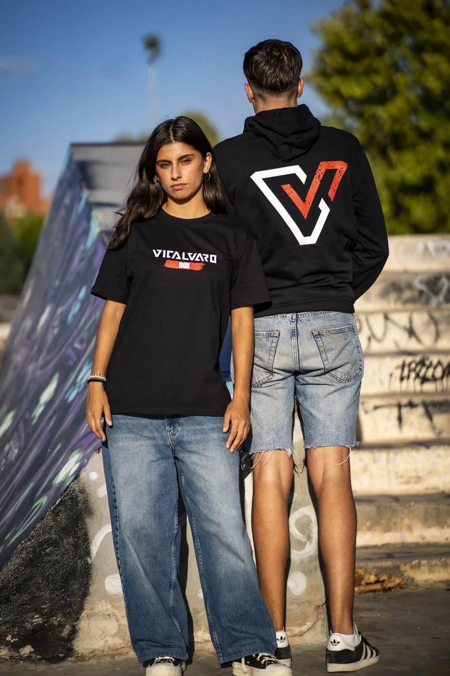 Dos modelos mostrando las camisetas de Vicálvaro Box