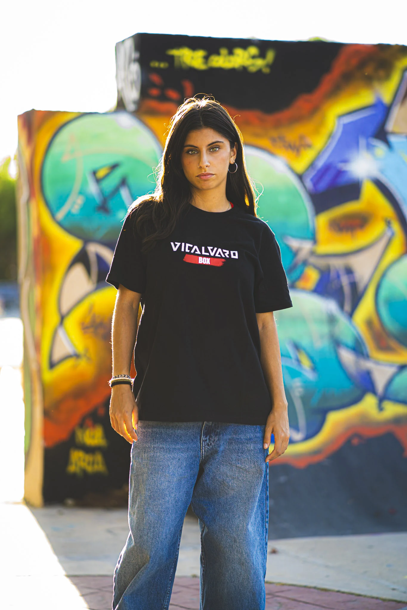 Camiseta de Vicálvaro Box ante un muro de grafiti