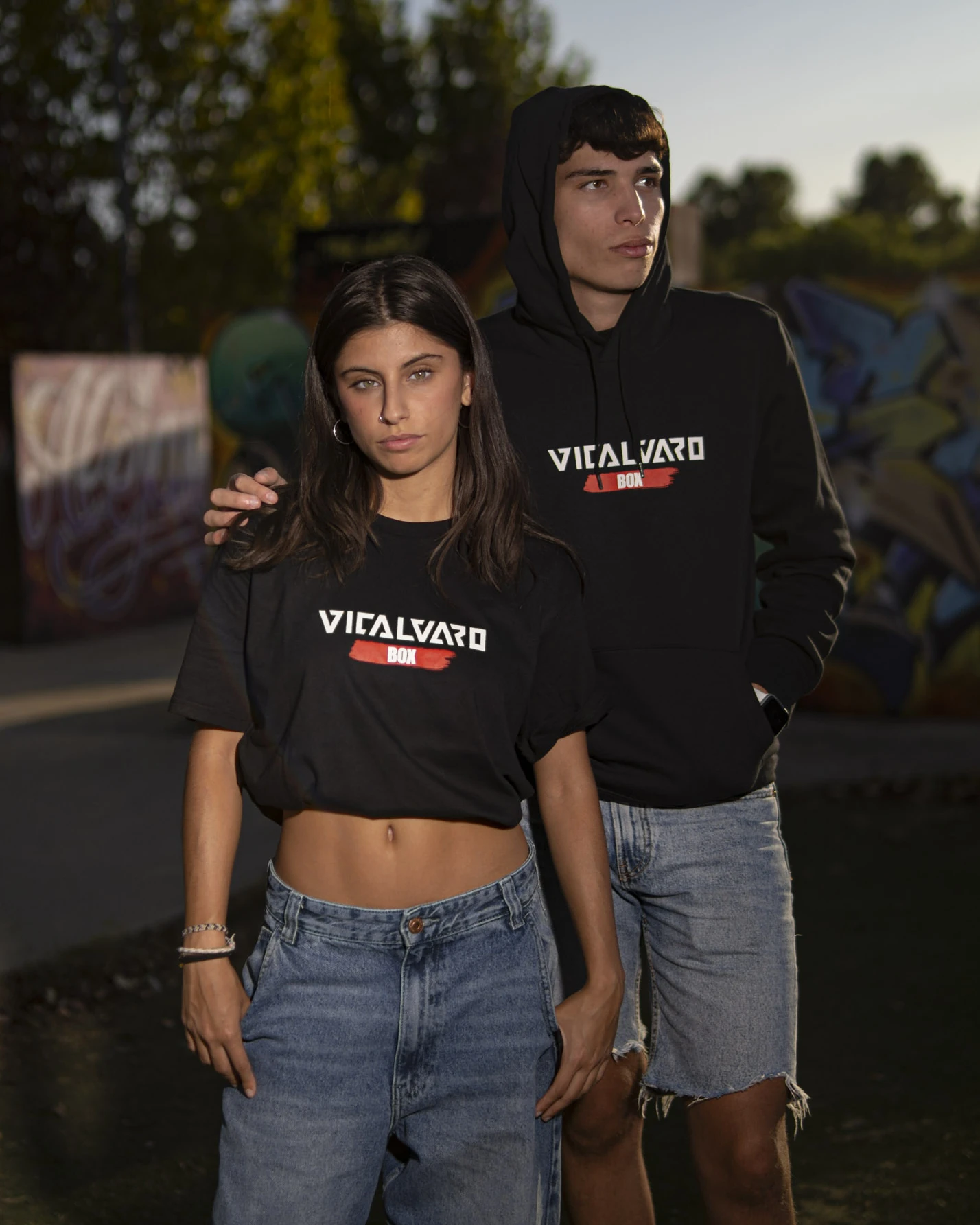 Modelo mostrando la camiseta de Vicálvaro Box