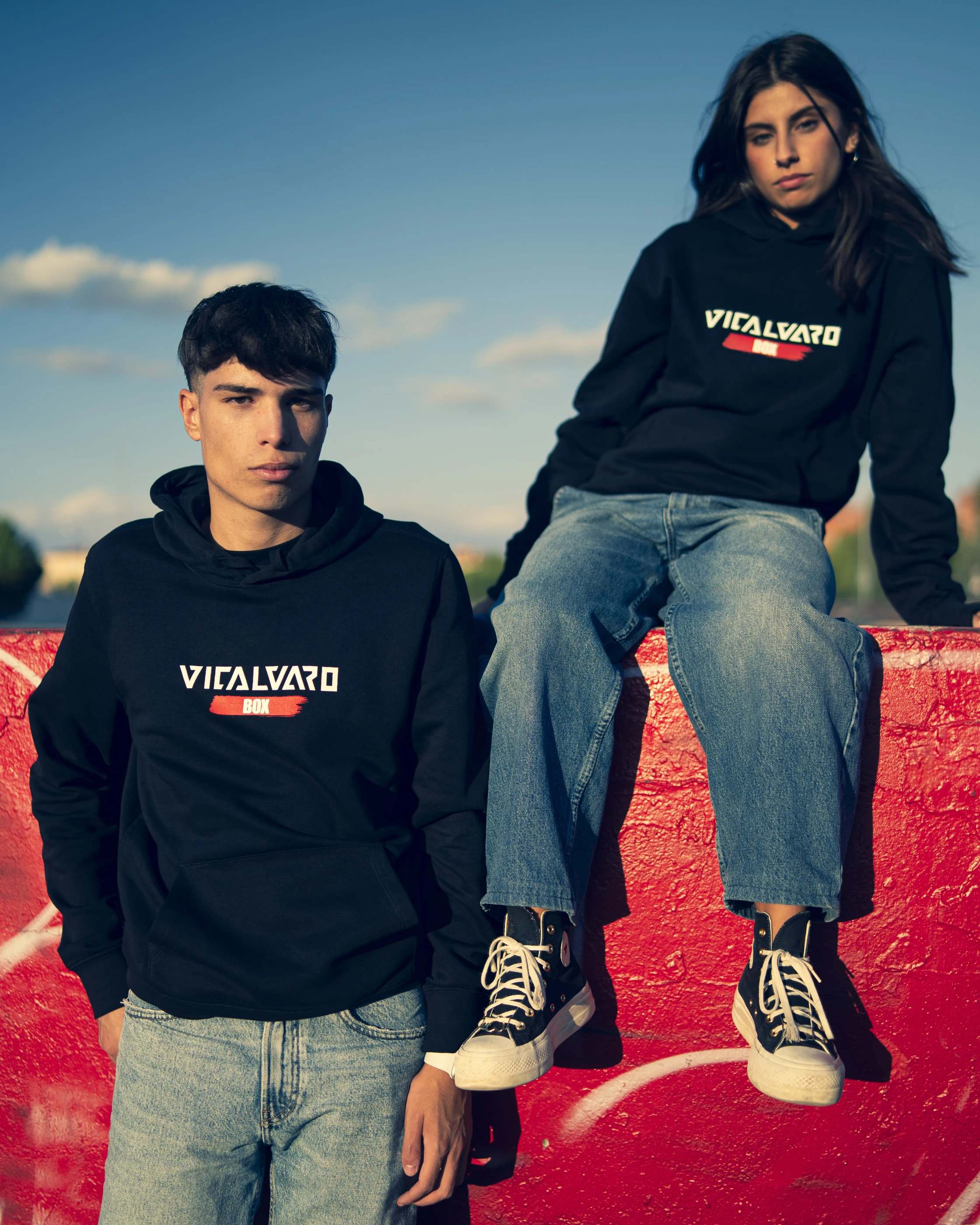 Dos modelos con sudaderas de Vicálvaro Box